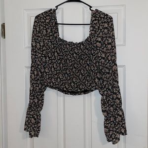 Cropped flowy sleeved flower blouse